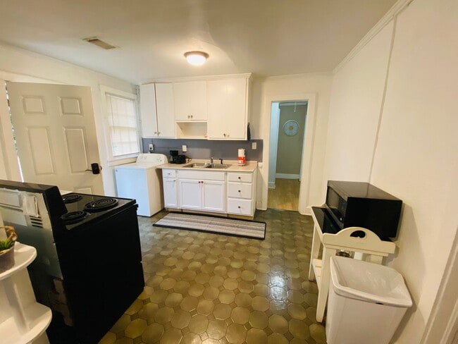 Building Photo - 2 Bedroom/1 Bath  - $1,060/Mo