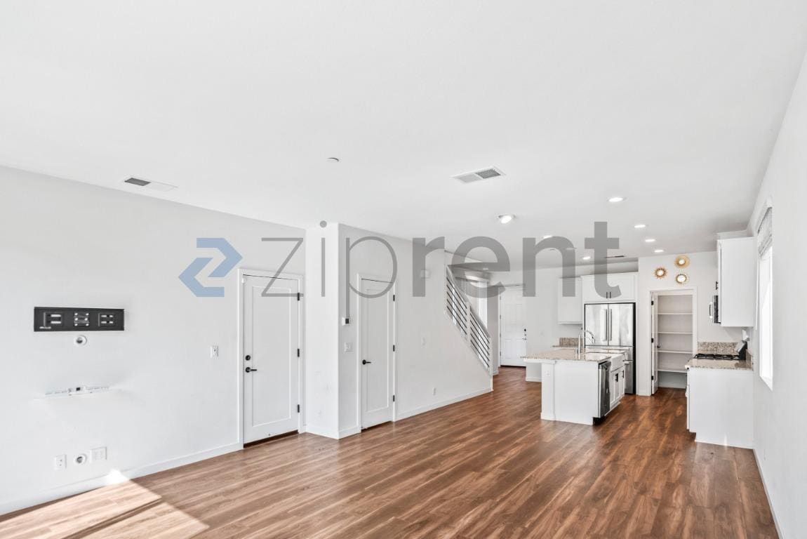Building Photo - Unit