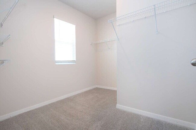 Building Photo - Spacious 5-Bed Retreat with Granite Elegance in Lakewood Ranch