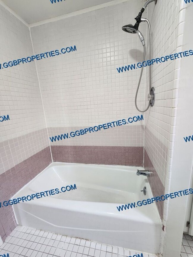 Building Photo - ** Self Guided Tour **Belmont Shores Updat...