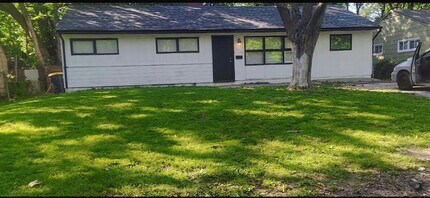 Building Photo - This is a 4 bedroom 1 Full bathroom house which has a spacious living room, dining room and full ...