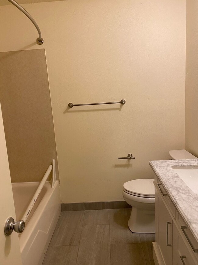 Building Photo - Bottom level 2bed, new s/s appliances, off street parking, on site laundry, all dogs welcome!