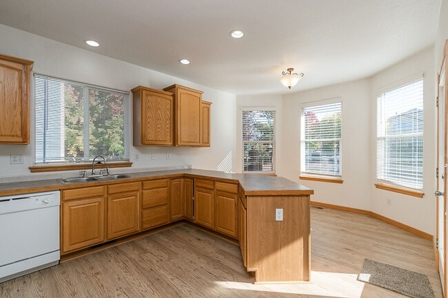 Building Photo - Wonderful ranch style brick home!