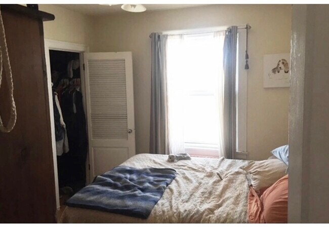 Building Photo - 733 Elm St