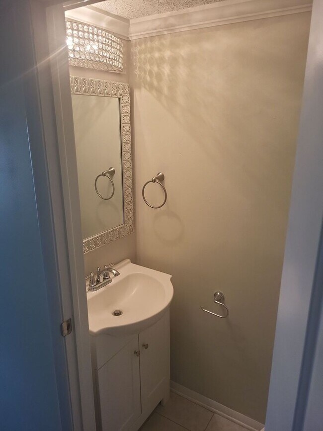 Building Photo - Lovely Updated 3-Bedroom Home. Special Move-In Offer: Move in by the end of March and receive HAL...