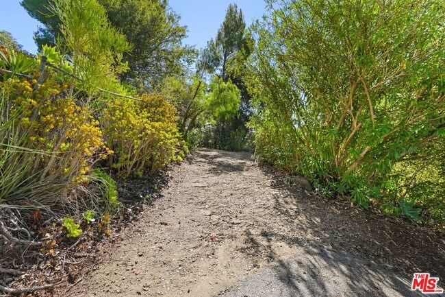 Building Photo - 21277 Entrada Rd