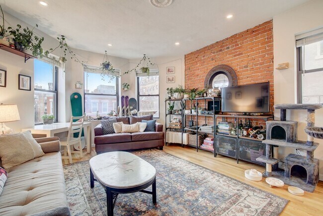 Building Photo - 65 Hemenway St