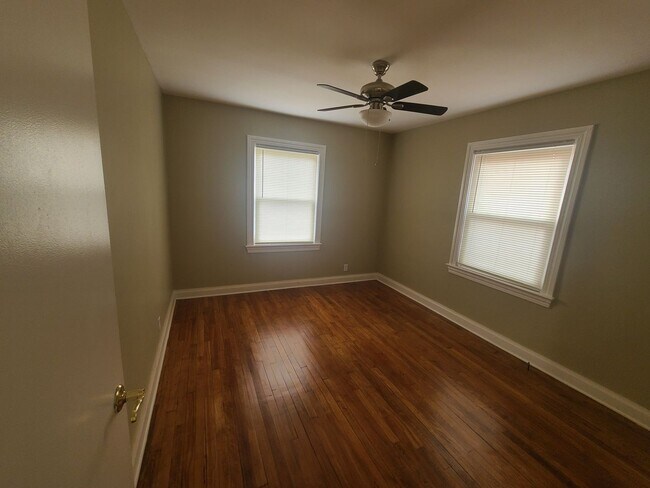 Building Photo - Extra clean and spacious home with a finis...