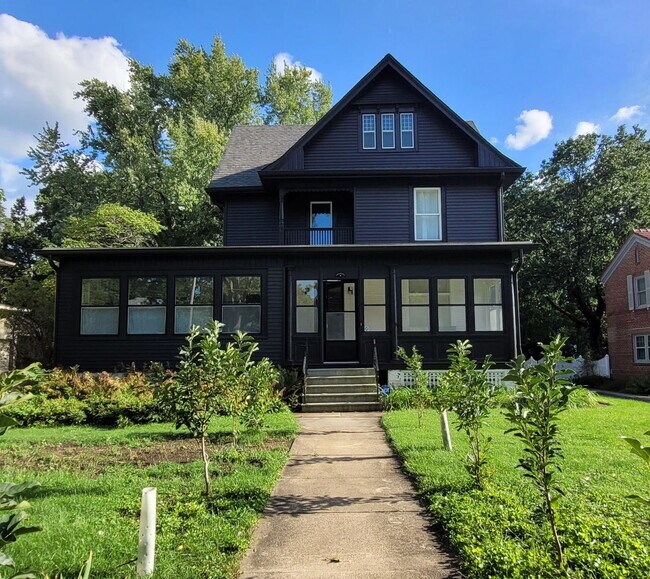 Building Photo - 1313 E Washington St