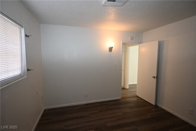 Building Photo - 715 N 11th St
