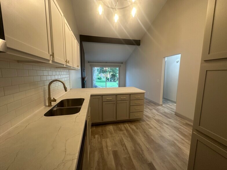 Building Photo - 61 Breezy Knoll Ln