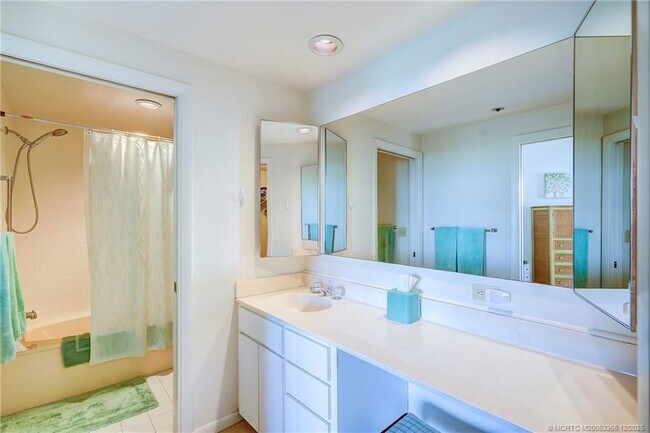 Building Photo - 221 NE Plantation Rd