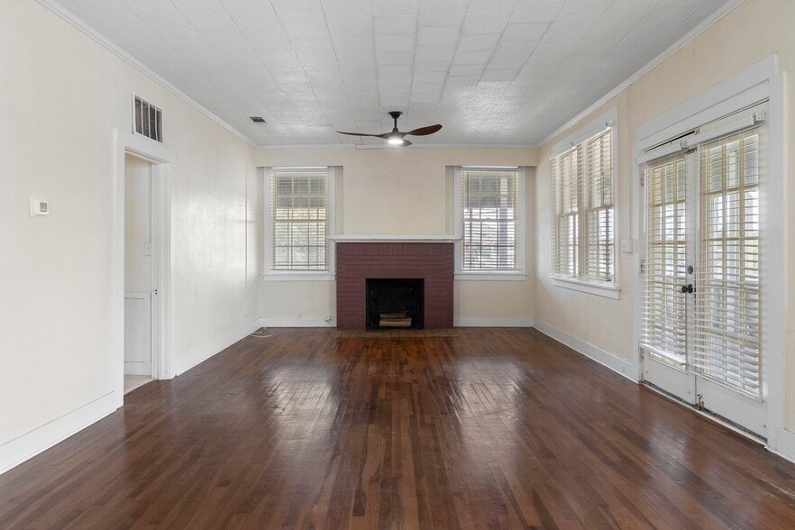 Building Photo - 320 Hallock St