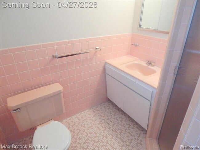 Building Photo - 116 E Hickory Grove Rd