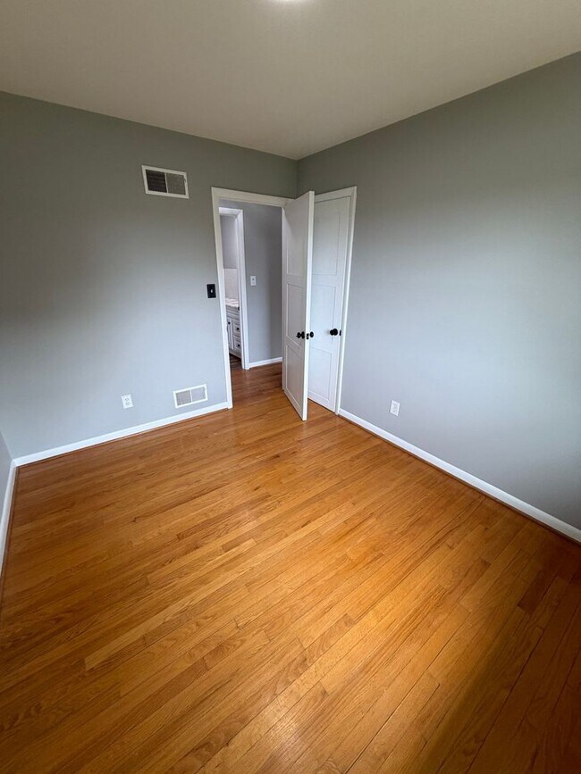 Building Photo - 3 Bedroom Rancher-Country Setting