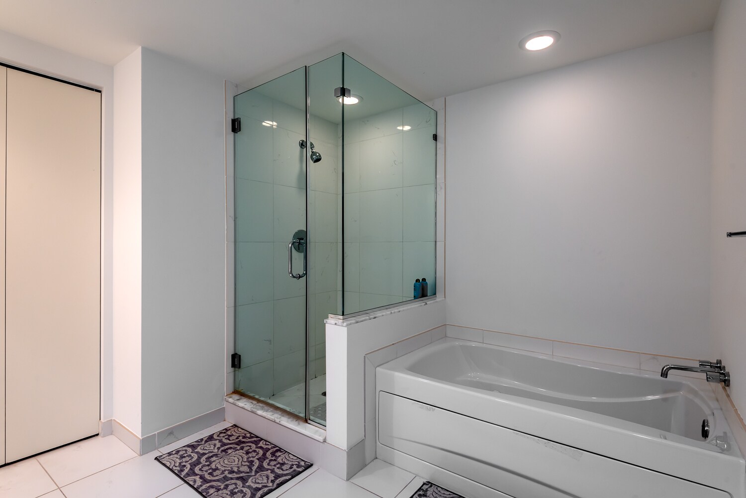 Master ensuite bathroom - 2825 Palm Beach Blvd