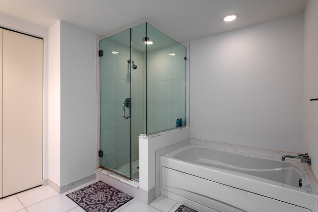 Master ensuite bathroom - 2825 Palm Beach Blvd