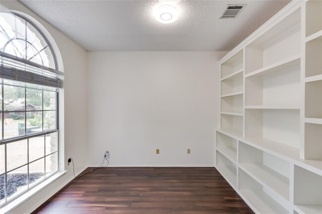 Building Photo - 6407 Back Bay Ln