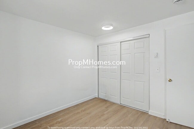 Building Photo - Updated Two Bedroom Duplex in Sellwood - Garage Included!