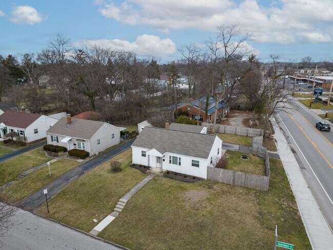 Building Photo - Super Mod Clintonville Oasis - Perfect for travelling profesionals