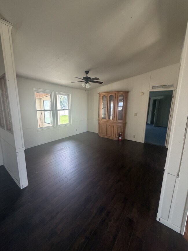 Building Photo - 690 Maple Ct