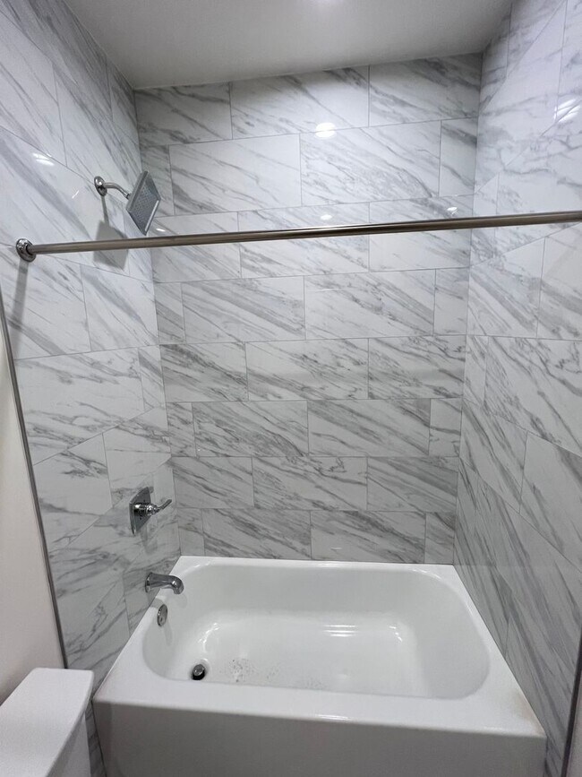 Building Photo - New Renovation 2 BR/2 BA right by the lake!