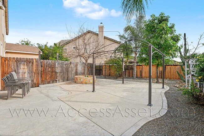 Building Photo - Stunning 5 Bed/3 Bath Home with Pool in Menifee!