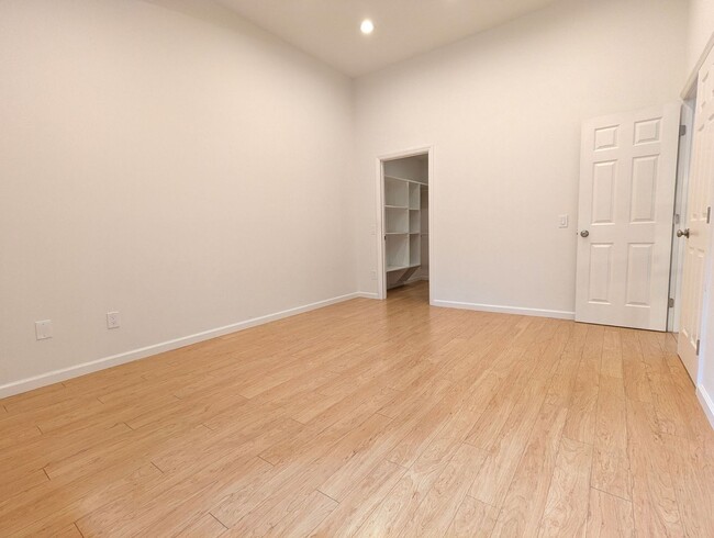 Building Photo - Amazing, gorgeous, end unit with huge yard.....