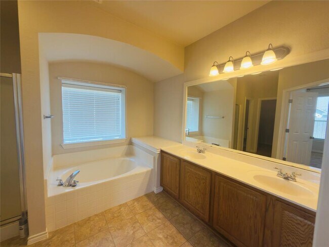 Building Photo - 3932 Links Ln