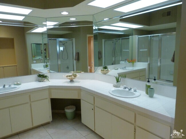 Building Photo - 221 Vista Royale Cir W