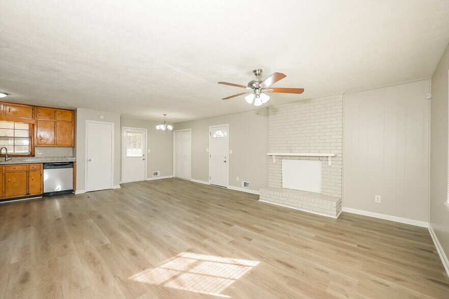 Building Photo - 6490 Executive Dr