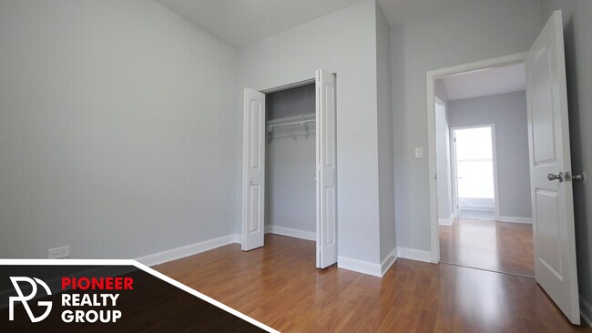 Building Photo - 3637 W Dickens Ave