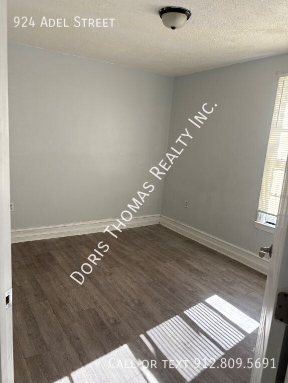 Building Photo - 924 Adel St