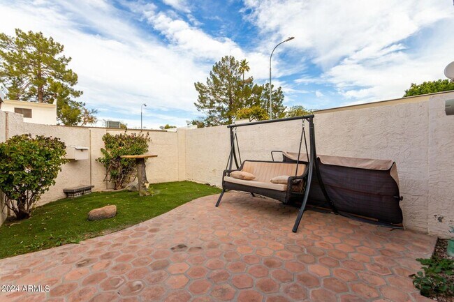Building Photo - Beautiful townhome in Scottsdale!