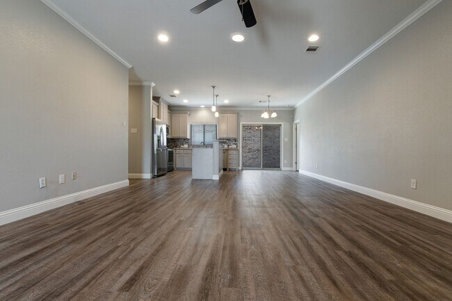Building Photo - ** MOVE IN 2026 $7200 * MOVE IN 2027 $7800 ** 6 Bed 4 Bath Home, 5 Minute Walk to TCU