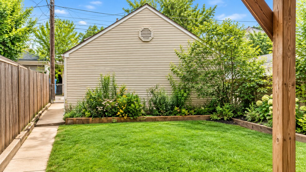 Building Photo - 3636 N Hermitage Ave