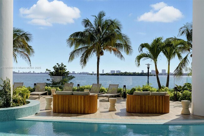 Building Photo - 700 NE 24th St