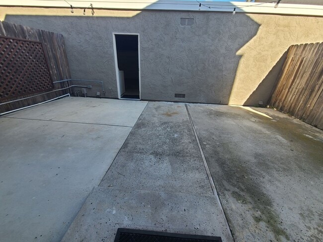 Building Photo - Spacious Two story 3 bed 2.5 baths + 2 car garage in great school district.