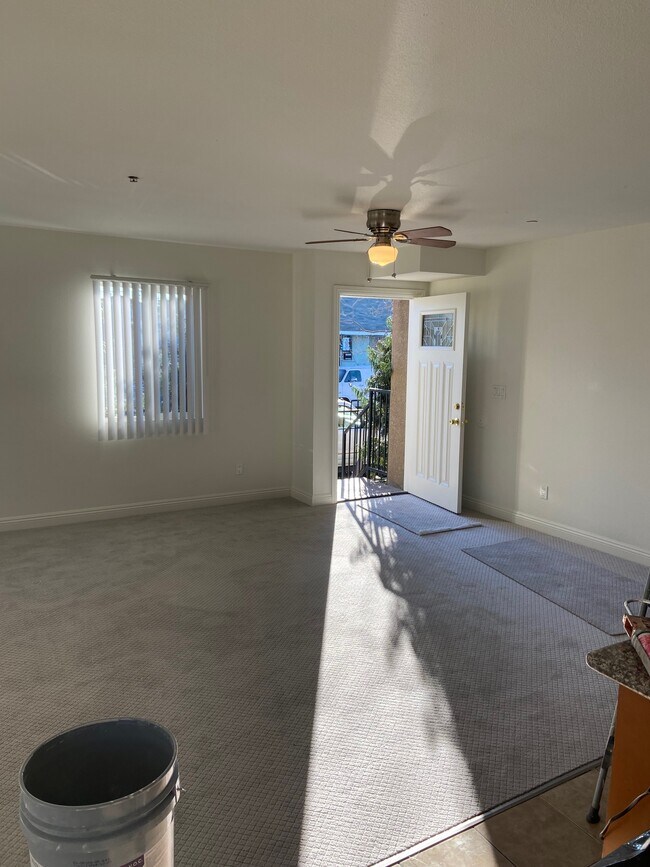 Building Photo - 291 E 46th St