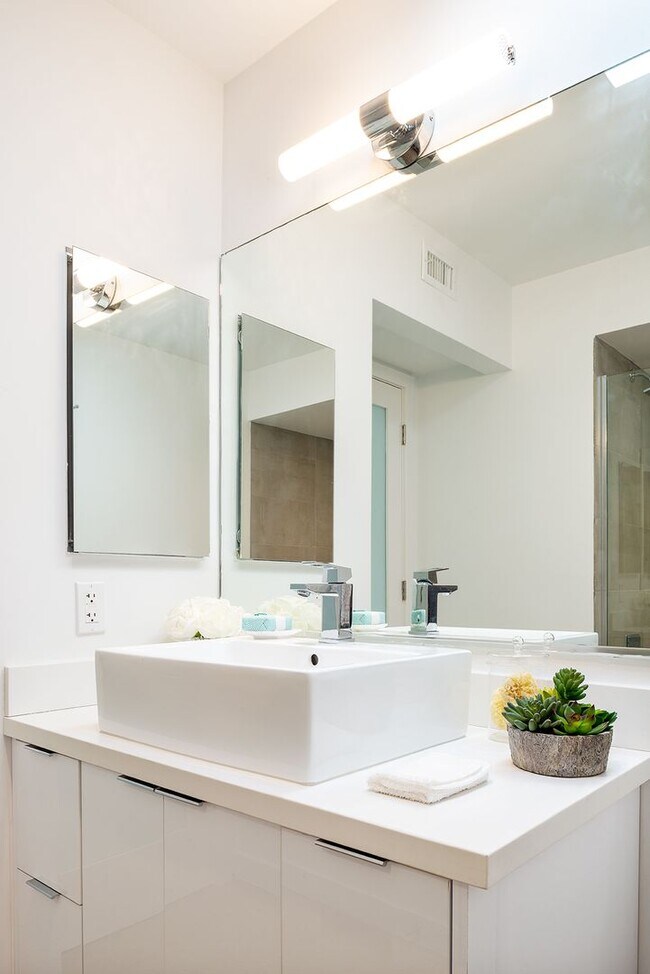 Building Photo - Off Melrose WEHO