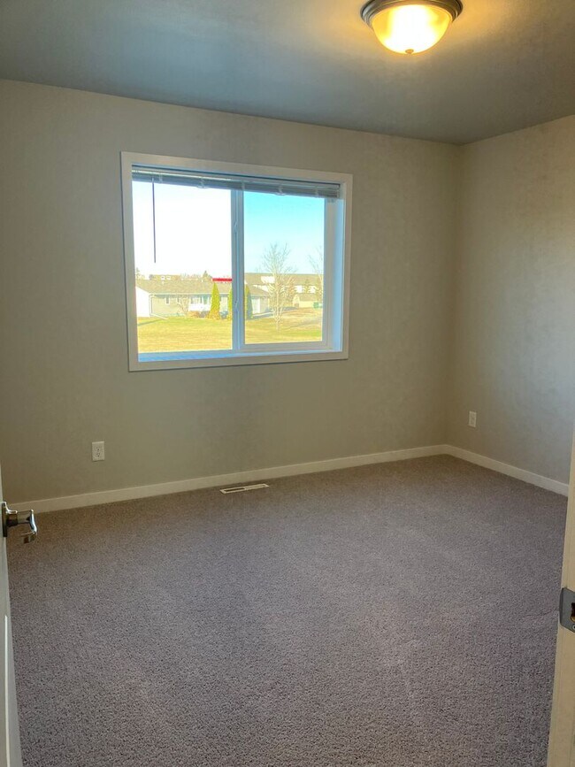 Building Photo - 3 Bed 3 Bath Twin Home