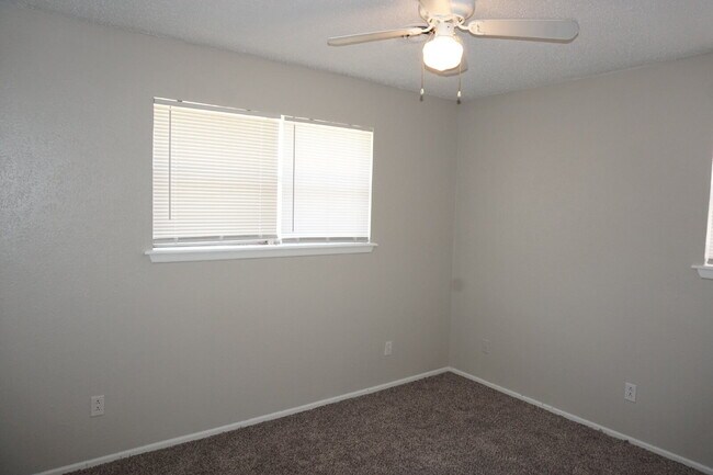 Building Photo - Beautiful House With Close Location To Tak...