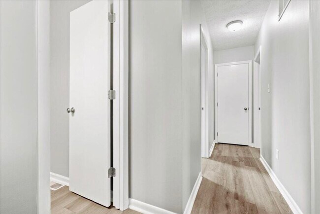 Building Photo - 3500 Warwick Dr