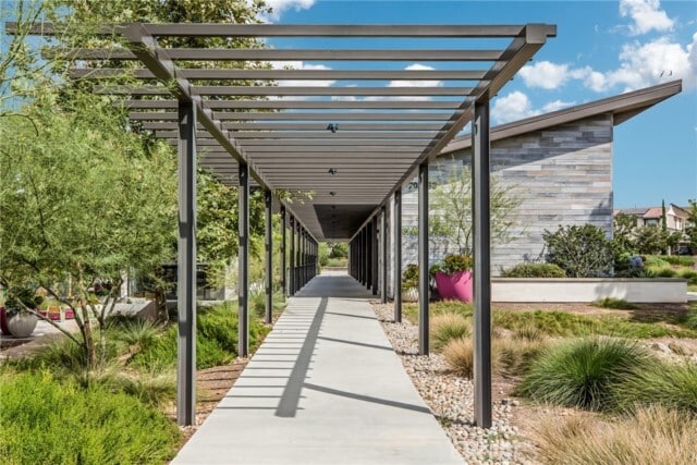 Building Photo - 783 Benchmark