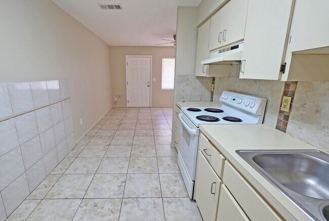 Building Photo - 2/1 Home in suberb location, pet friendly!