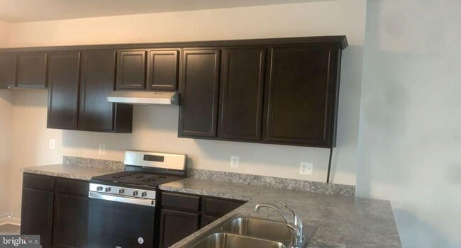 Building Photo - 235 Crofton Ct