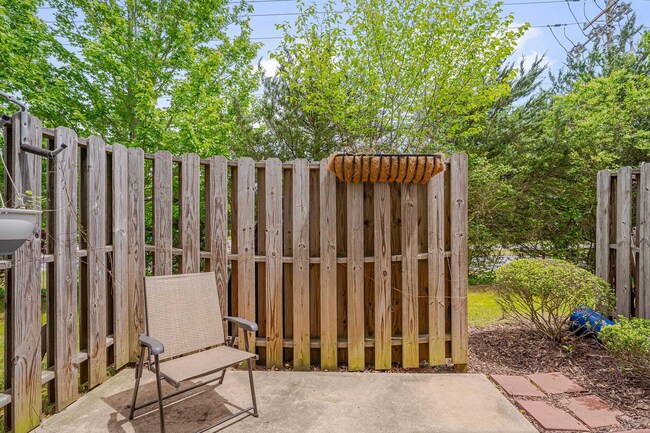 Building Photo - Cozy End-Unit Townhome – Prime Durham Loca...