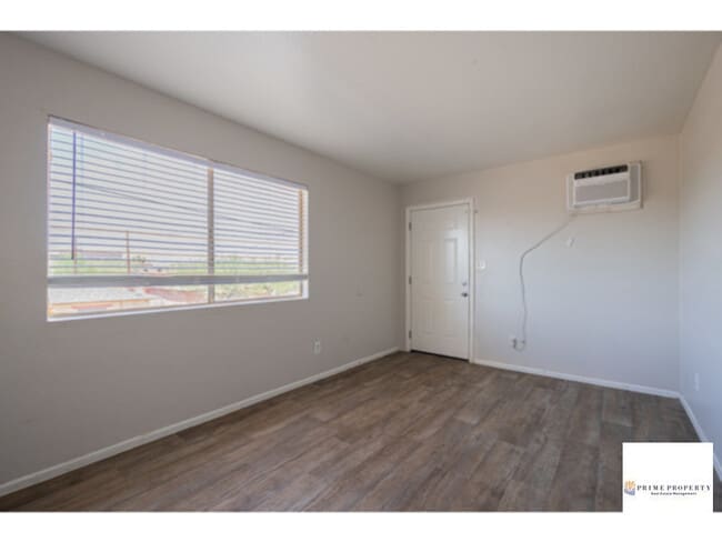 Building Photo - $500 OFF FIRST MONTH'S RENT MOVE IN SPECIA...