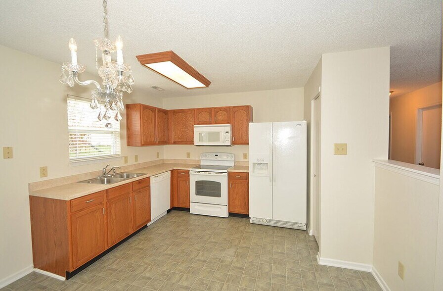 Building Photo - 8561 Bluff Point Dr