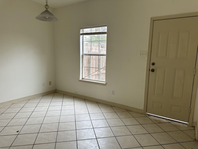 Building Photo - 1000 Ranchway Dr